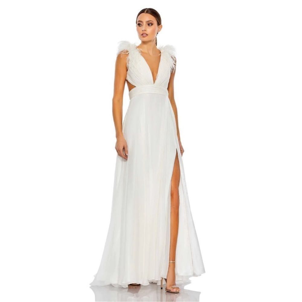 IEENA FOR MAC DUGGAL PLUNGE OSTRICH FEATHER A LINE GOWN IN SIZE 0